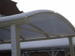 carport met sneeuw